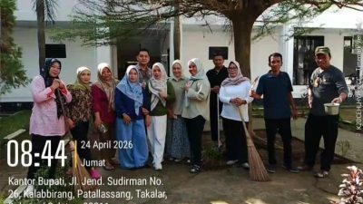 Tanamkan Budaya Peduli Lingkungan, Pegawai Diskominfo-SP Takalar Gelar Jumat Bersih