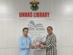 Rusdin Tompo: Buku Kamar Pertemuan Seniman Jadi Koleksi Perpustakaan Unhas