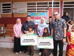Kunjungi Warga di Kecamatan Sangkarang, Munafri Salurkan Bantuan Beasiswa Rp2.1 Miliar