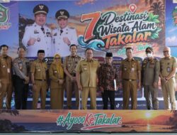 Mengabdi Selama 43 Tahun, Bupati Takalar Berikan Penghargaan ke Kepala Lingkungan