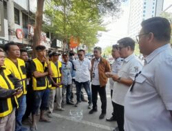 Perumda Parkir Bagikan 30 Rompi, Penataan Jukir Boulevard Semakin Diperketat