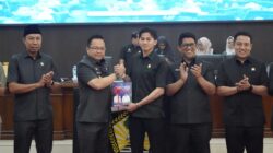 Hadiri Rapat Paripurna DPRD, Wabup Gowa Serahkan Ranperda Pertanggungjawaban APBD 2025