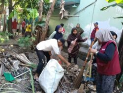 Lurah Mampu Bersama RT/RW, dan Warga Gelar Jumat Bersih di Jalan Kalimantan