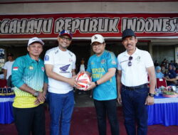 Semarak Sambut HUT RI, Wabup Gowa Berbaur dengan Warga di Turnamen Sepak Bola Antar Desa
