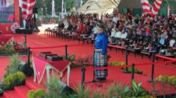 Wali Kota Munafri Pimpin Penurunan Bendera HUT RI ke-81 dengan Balutan Pakaian Adat Bugis