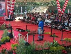 Wali Kota Munafri Pimpin Penurunan Bendera HUT RI ke-81 dengan Balutan Pakaian Adat Bugis